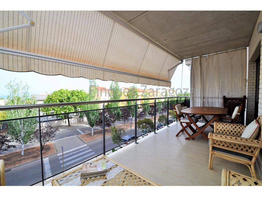 Flat in Sant Carles de la Rapita area, 98m surface, 21m² of living room, 12m² of terrace, 200m from the beach, 3 double bedrooms, 2 bathrooms, property in good condition, equipped kitchen, wood interior carpentries, east facing, stoneware floor, aluminium exterior carpentries.